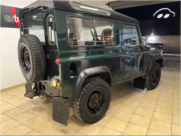 Land Rover Defender  4