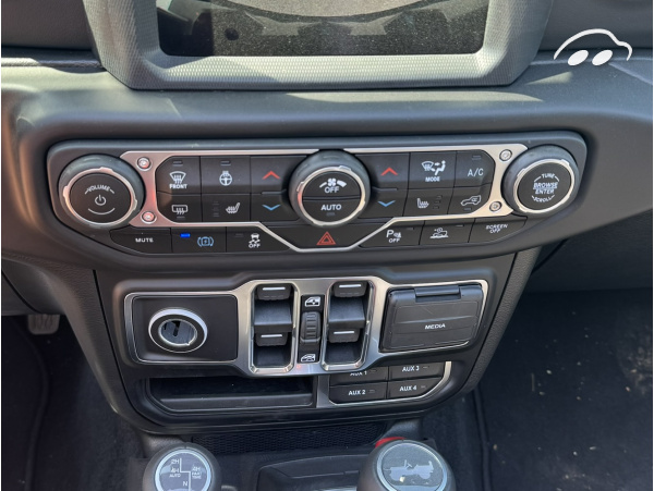 Jeep Wrangler Sahara 9