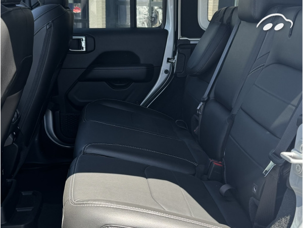 Jeep Wrangler Sahara 8
