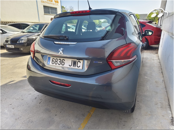 Peugeot 208 1.2 5