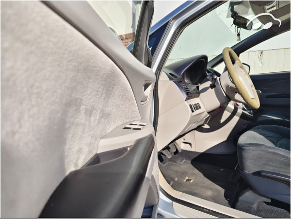 Mitsubishi Grandis 2.4 i 8
