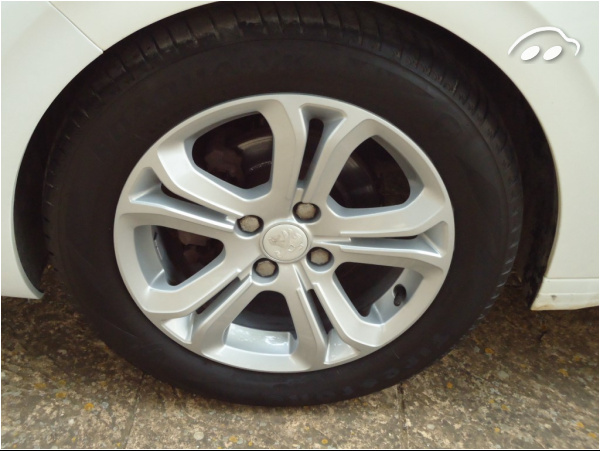 Peugeot 208 1.6 eHdi Allure 92 cv 9