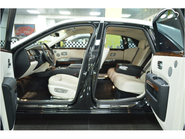 Rolls Royce Corniche GHOST 6.6 V12  10