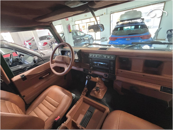 Land Rover Defender  3